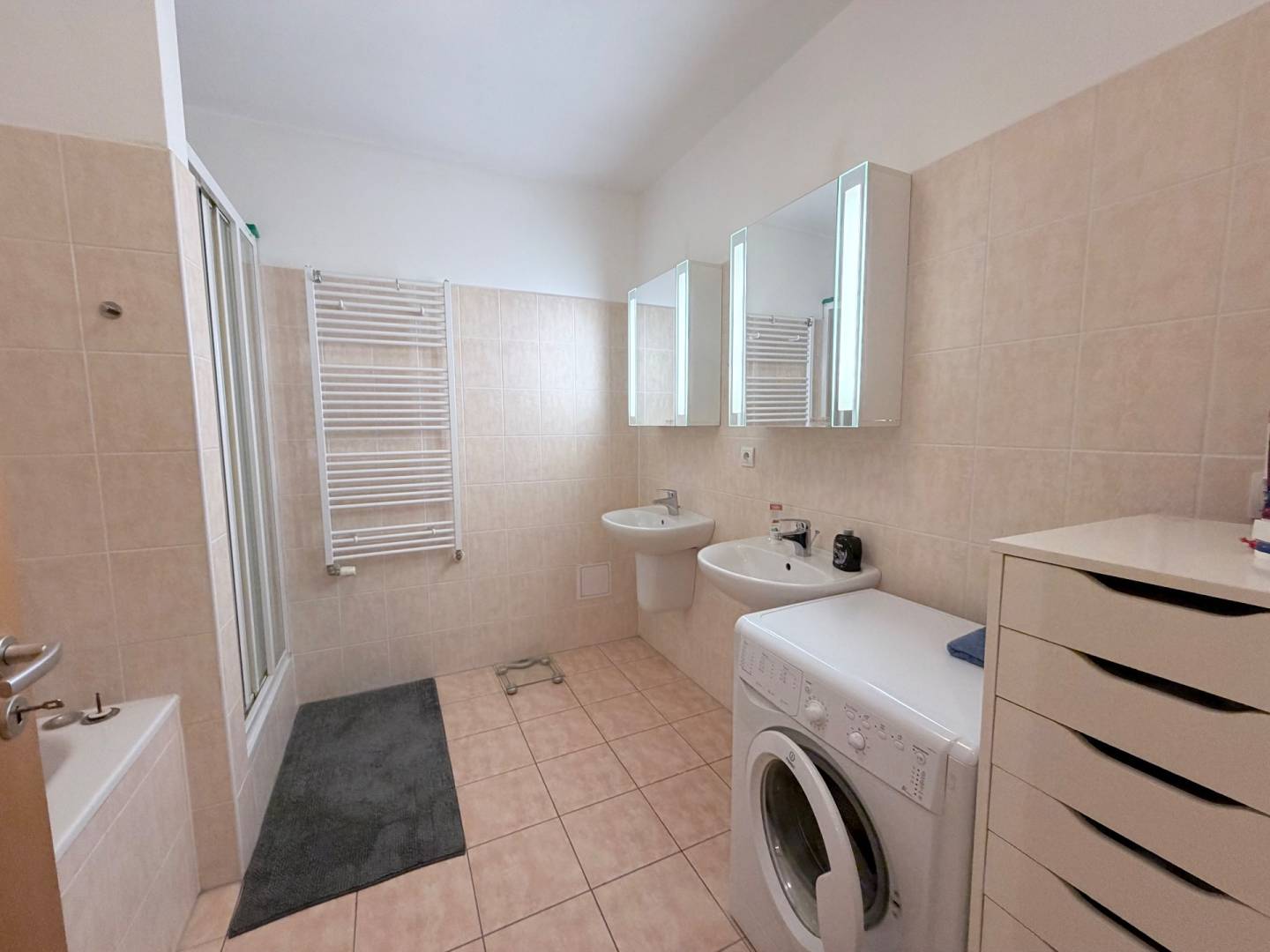kúpelňa s vaňou, sprchovým kútom, dve umývadlá, pračka
