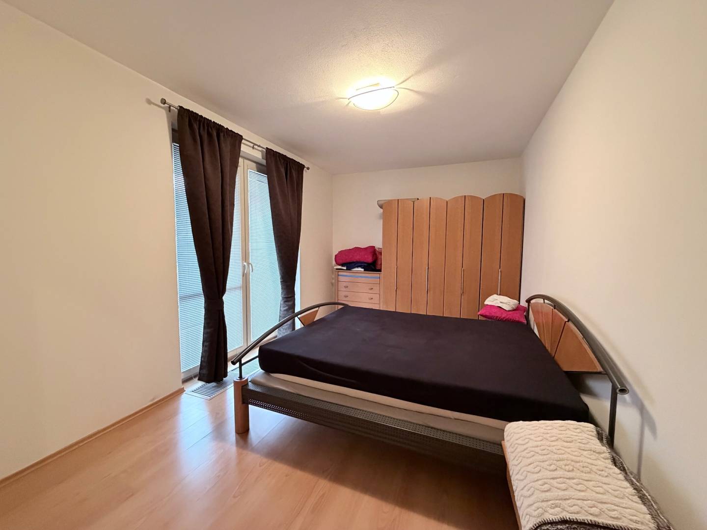 spálňa s dvojkrídlovým oknom