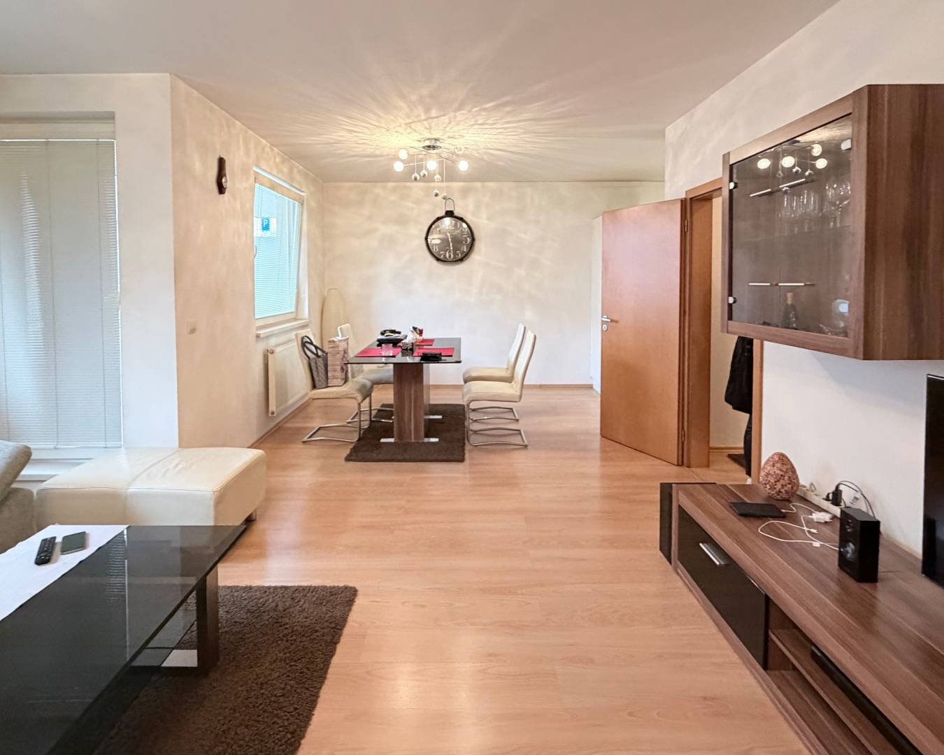 obývačka s balkónom, jedálňou a kuchyňou