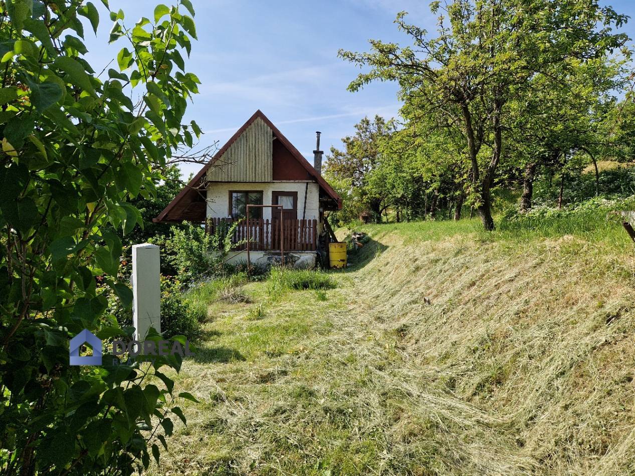 rekreačná chata s priestorom na parkovanie