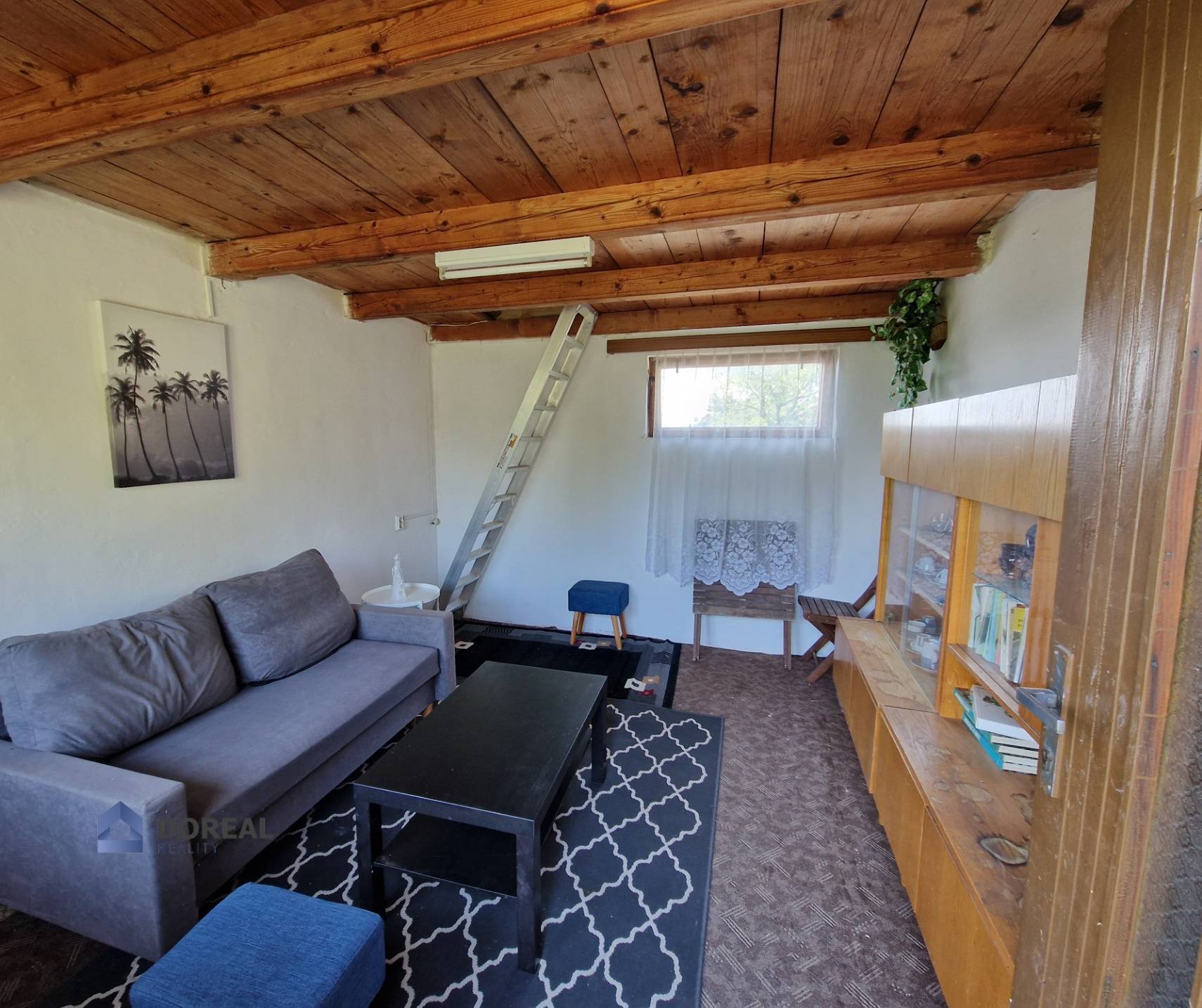 obývačka so vstupom na povalu