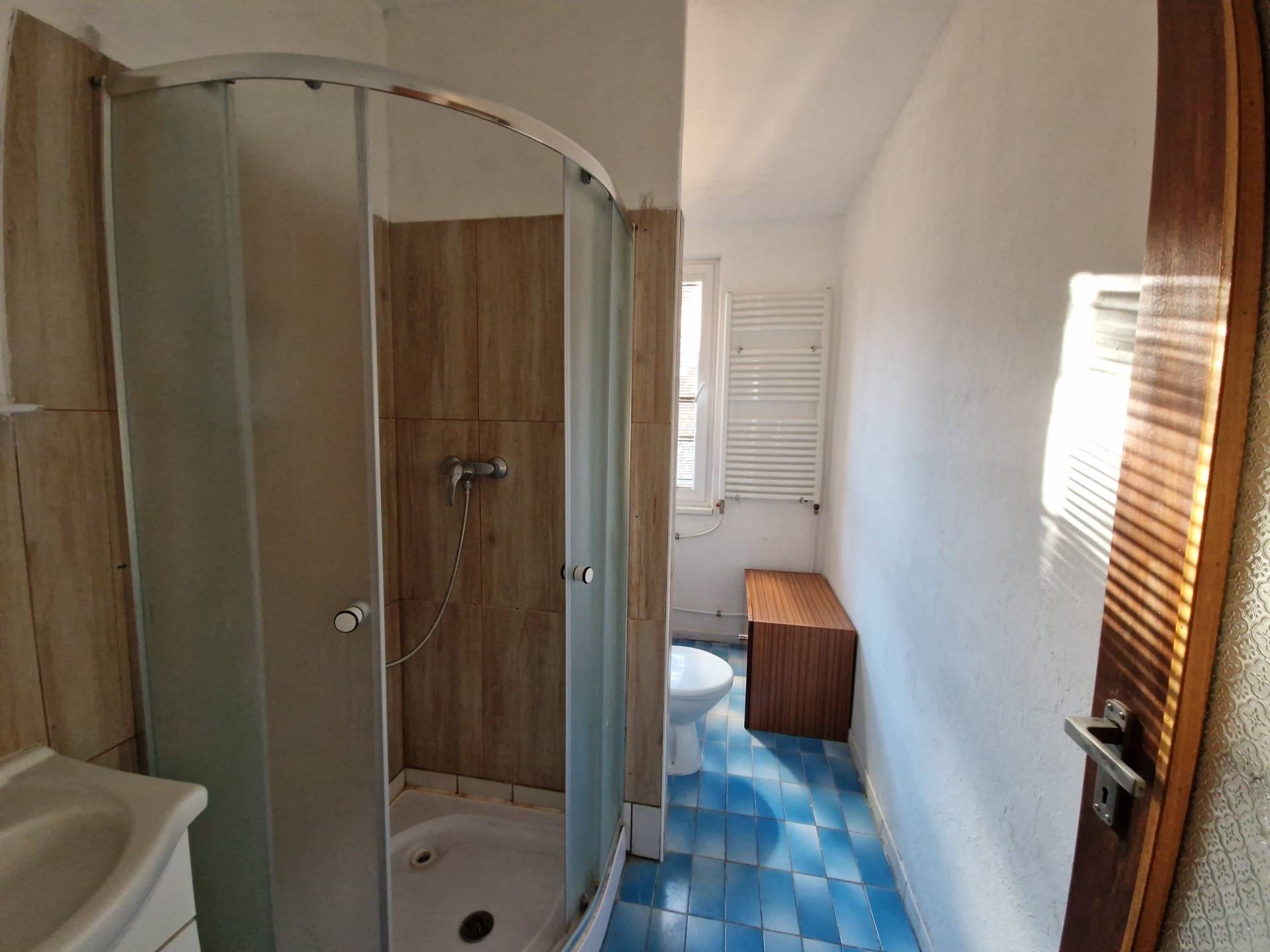 kúpelňa s wc, sprchovým kútom