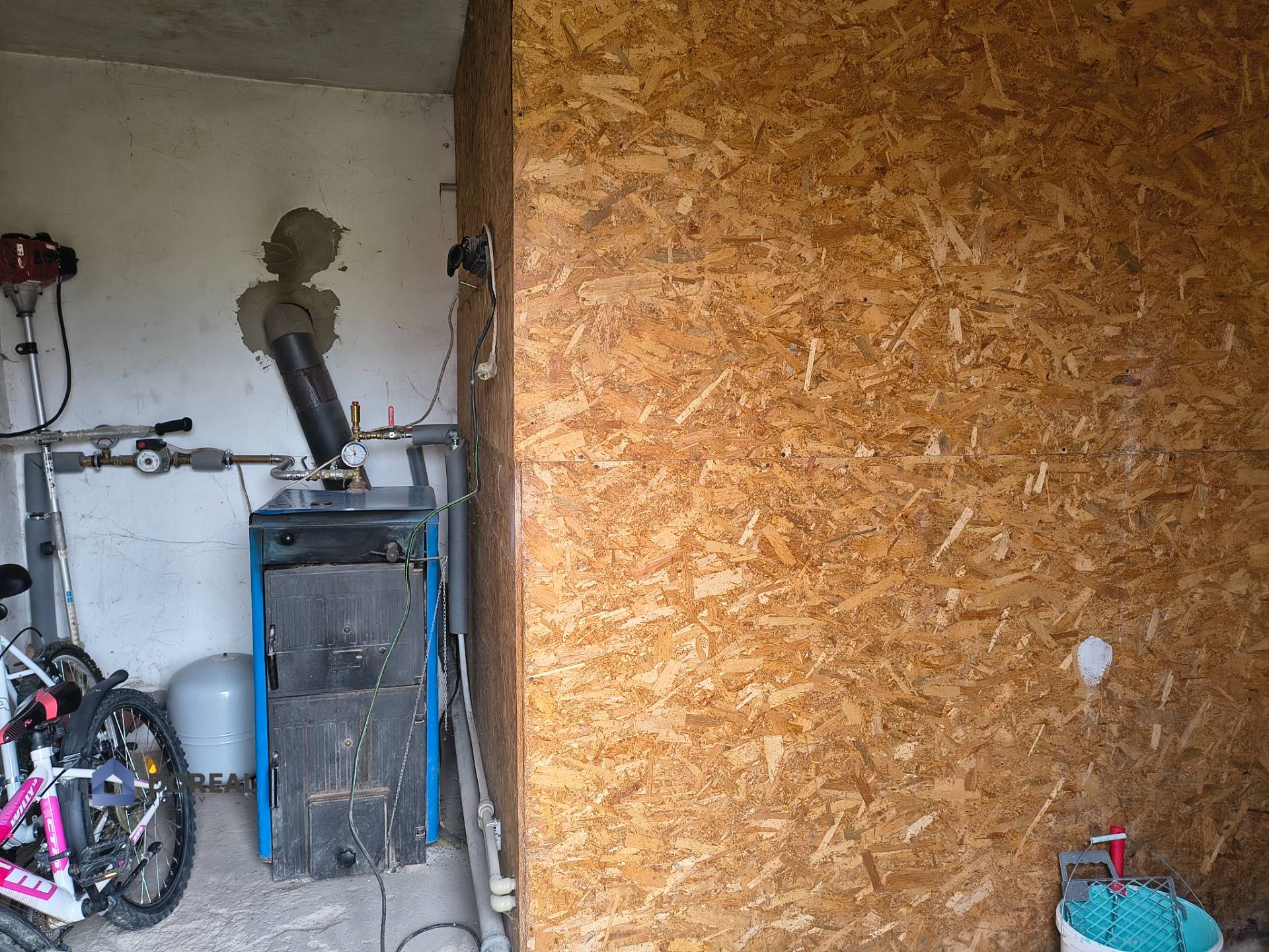 technická miestnosť s kotlom na tuhé palivo