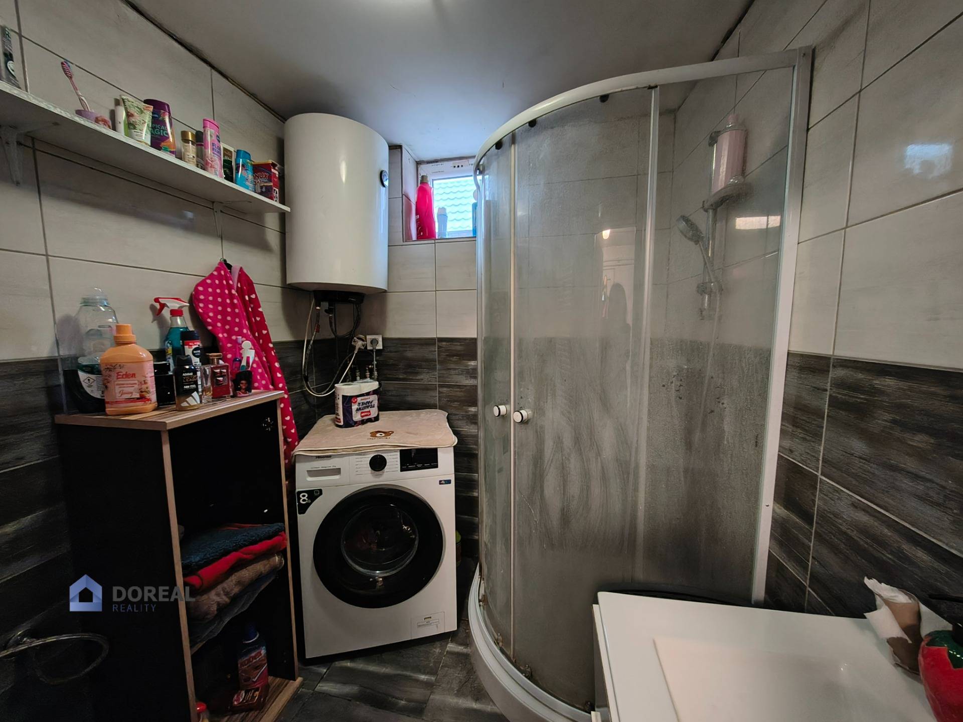 kúpelňa s wc, sprchovým kútom, bojler na ohrev vody, umývadlo, pračka