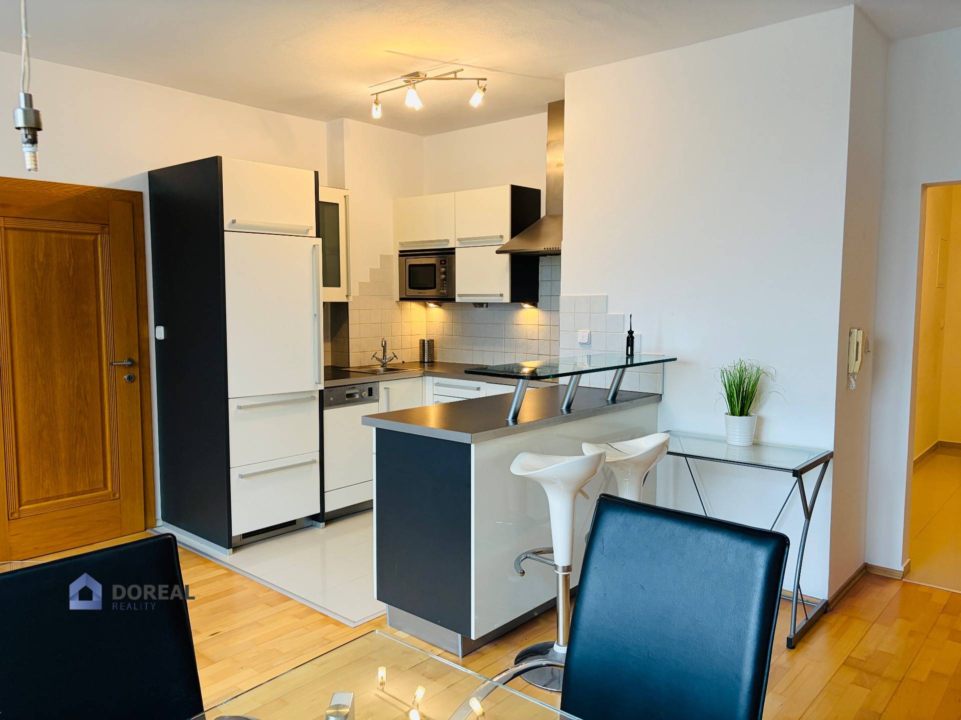 obývačka prepojená s kuchyňou