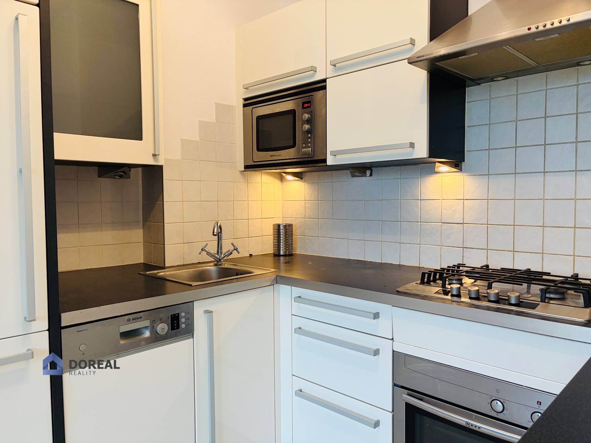 kuchynská linka so spotrebičmi, umývačka, rúra, sporák, odsávač, mikrovlnka, chladnička