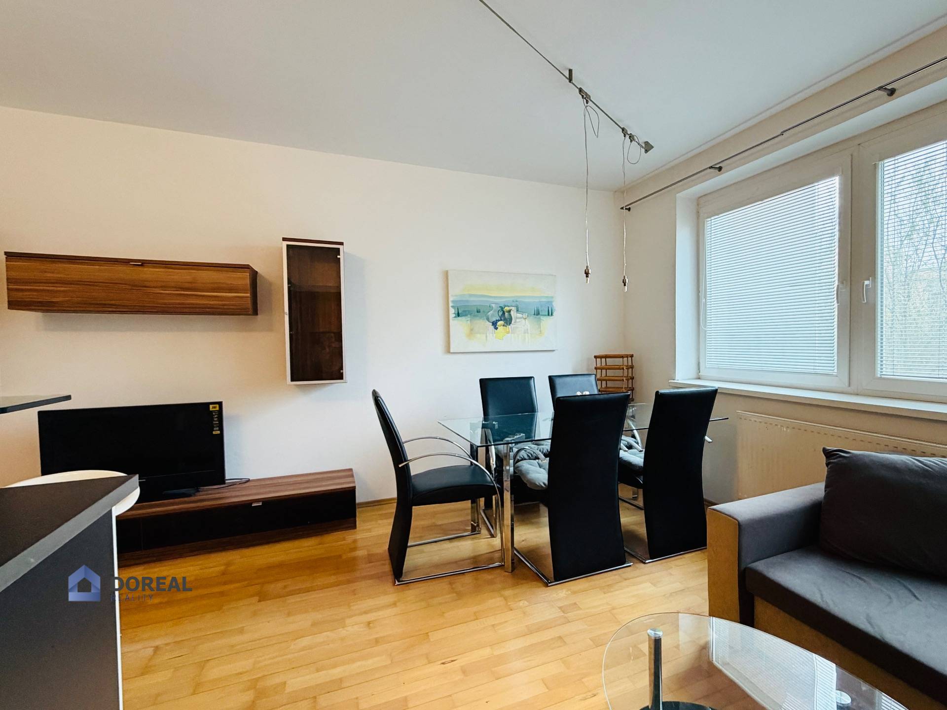 obývačka prepojená s kuchyňou