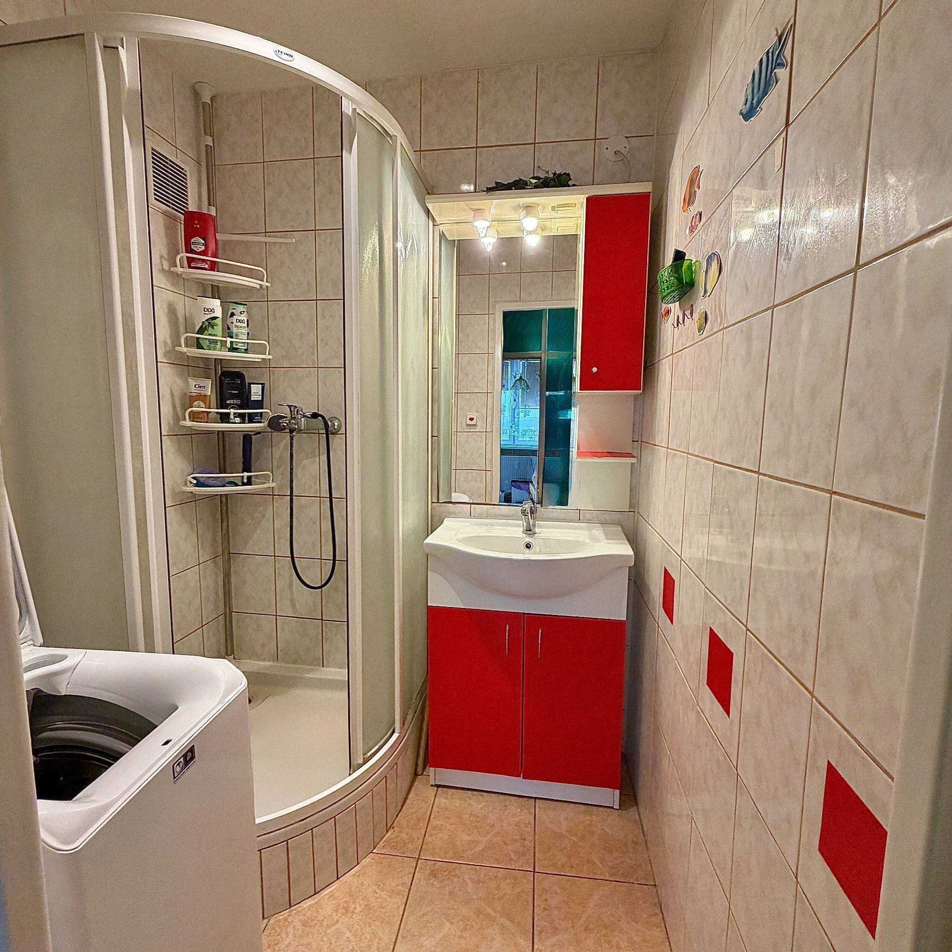 kúpelňa so sprchovým kútom