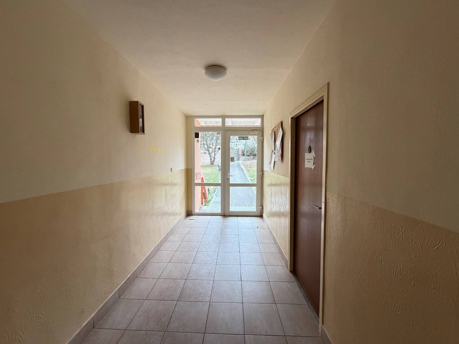 vchod do bytového domu