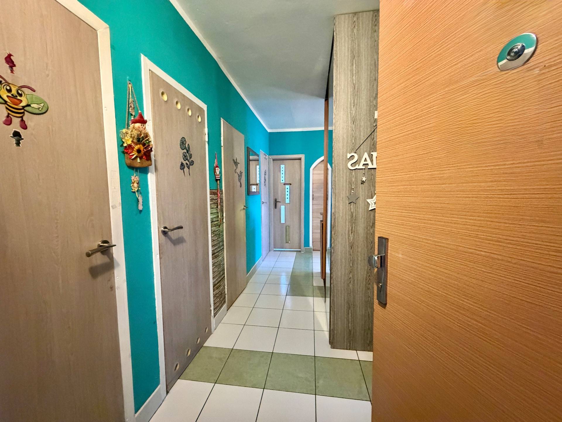 vstupná predsieň, kde sa nachádza šatník, samostatná komora a ďalšia miestnosť slúžiaca ako šatník