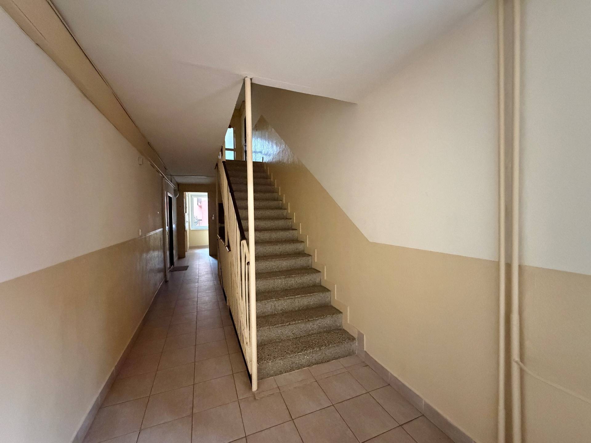 chodba so schodiskom