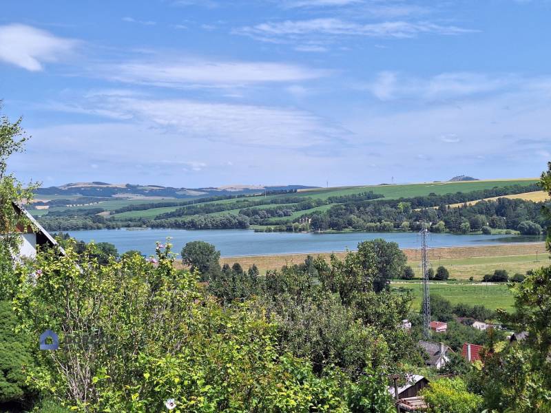 okolie s výhľadom na priehradu