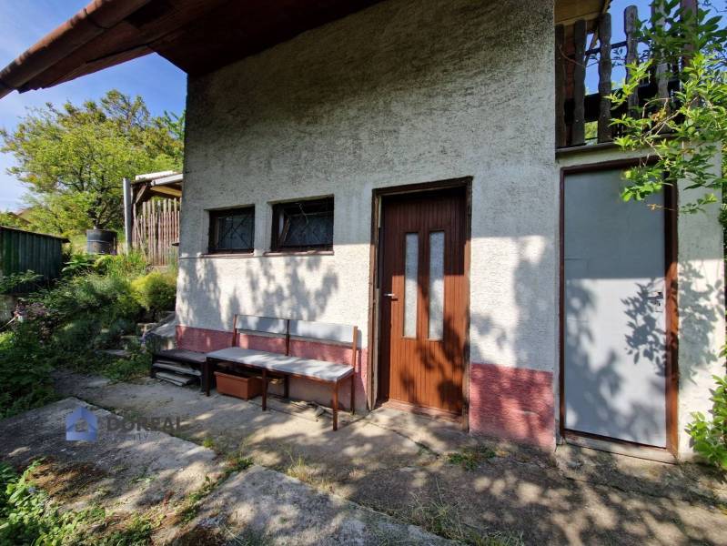 na prízemí je kuchyňa, pivnica, malá dielňa, samostatná časť so skladom