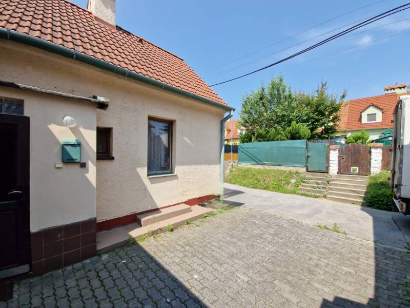 hlavný vstup s pohľadom na záhradu