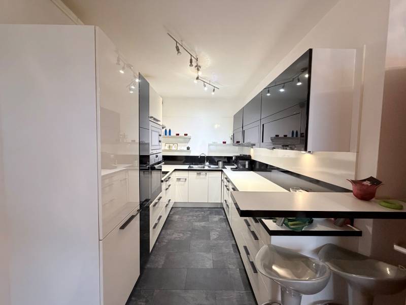 svetlá kuchyňa so spotrebičmi