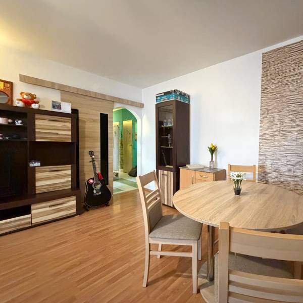 veľká obývačka s balkónom